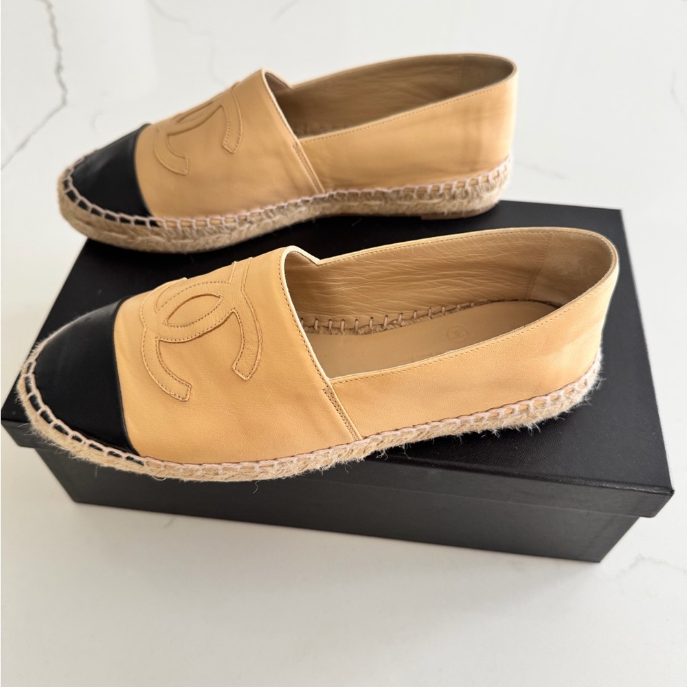 CHANEL Tan and Black Espadrilles Size 37 - Picture 4 of 8